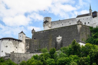 Avusturya 'nın Salzburg kentindeki Festungsberg tepesinin tepesindeki tarihi Salzburg ve Hohensalzburg Kalesi 11 Temmuz 2025