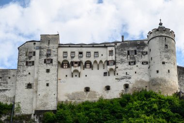 Avusturya 'nın Salzburg kentindeki Festungsberg tepesinin tepesindeki tarihi Salzburg ve Hohensalzburg Kalesi 11 Temmuz 2025