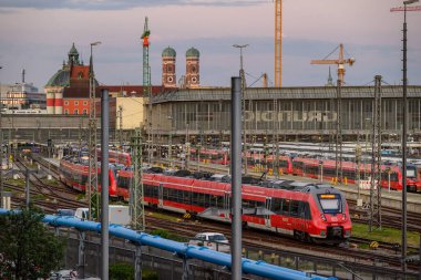 Münih Hauptbahnhof Merkez Tren İstasyonu 'ndaki trenler, Almanya' nın Münih kentindeki ana tren istasyonu, 13 Temmuz 2025