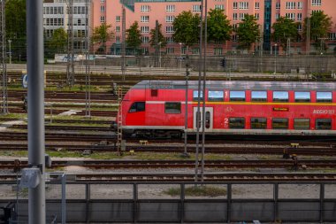 Münih Hauptbahnhof Merkez Tren İstasyonu 'ndaki trenler, Almanya' nın Münih kentindeki ana tren istasyonu, 13 Temmuz 2025