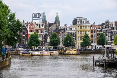 Hollanda 'nın başkenti Amsterdam' da 20 Temmuz 2025 'te ikonik tekne kanalları ve renkli cepheleriyle tarihi Amsterdam kasabası