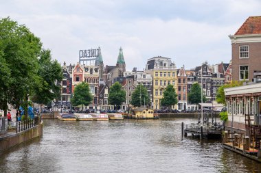 Hollanda 'nın başkenti Amsterdam' da 20 Temmuz 2025 'te ikonik tekne kanalları ve renkli cepheleriyle tarihi Amsterdam kasabası