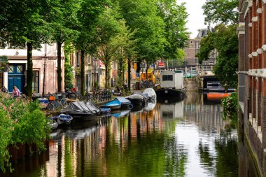 Hollanda 'nın başkenti Amsterdam' da 20 Temmuz 2025 'te ikonik tekne kanalları ve renkli cepheleriyle tarihi Amsterdam kasabası