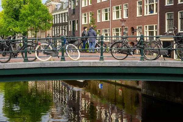 Hollanda 'nın başkenti Amsterdam' da 20 Temmuz 2025 'te ikonik tekne kanalları ve renkli cepheleriyle tarihi Amsterdam kasabası