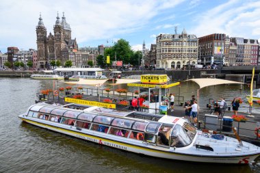 Amsterdam, Hollanda 'da 21 Temmuz 2025' te, ikonik kanallarıyla tarihi Amsterdam kentini gezen Kanal turları