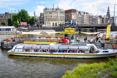 Amsterdam, Hollanda 'da 21 Temmuz 2025' te, ikonik kanallarıyla tarihi Amsterdam kentini gezen Kanal turları
