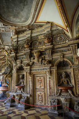 Grottenhof, 13 Temmuz 2025 'te Almanya' nın Münih kentinde büyük sanat koleksiyonuna sahip Wittelsbach hükümdarlarının eski kraliyet sarayı Münih Resort 'ta bir Rönesans tarzı mağara.