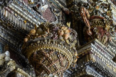 Grottenhof, 13 Temmuz 2025 'te Almanya' nın Münih kentinde büyük sanat koleksiyonuna sahip Wittelsbach hükümdarlarının eski kraliyet sarayı Münih Resort 'ta bir Rönesans tarzı mağara.