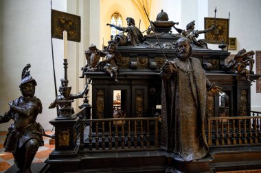 İmparator IV. Louis 'in anıtı heykeltraş Hans Krumpper tarafından 12 Temmuz 2025' te Almanya 'nın Bavyera kentindeki Münih şehrinin bir sembolü olan Meryem Ana, Roma Katolik Kilisesi' nin Frauenkirche Katedrali 'nde yapıldı.