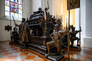 İmparator IV. Louis 'in anıtı heykeltraş Hans Krumpper tarafından 12 Temmuz 2025' te Almanya 'nın Bavyera kentindeki Münih şehrinin bir sembolü olan Meryem Ana, Roma Katolik Kilisesi' nin Frauenkirche Katedrali 'nde yapıldı.