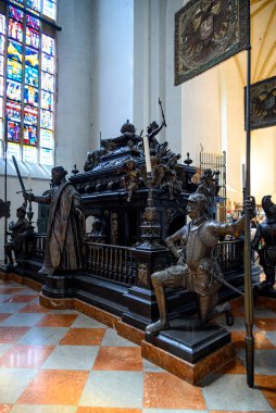 İmparator IV. Louis 'in anıtı heykeltraş Hans Krumpper tarafından 12 Temmuz 2025' te Almanya 'nın Bavyera kentindeki Münih şehrinin bir sembolü olan Meryem Ana, Roma Katolik Kilisesi' nin Frauenkirche Katedrali 'nde yapıldı.