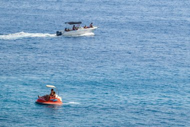 Hırvatistan 'ın Adriyatik adası Brac' teki Zlatni Rat Golden Cape plajında 24 Ağustos 2025 'te güneşli bir günde suyun keyfini çıkaran insanlar