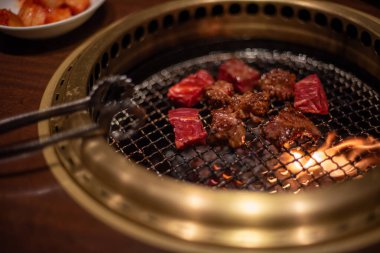 Kore usulü ızgarada maşalı et ızgarası.