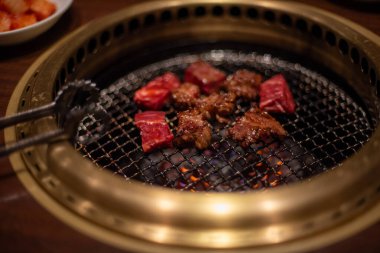 Kore usulü ızgarada maşalı et ızgarası.