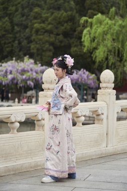 19 Nisan 2024 'te Pekin, Çin' de bir bahçede geleneksel Çin kıyafeti giymiş bir kız fotoğraf için poz verdi.