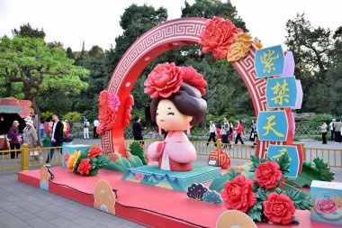 20 Nisan 2024 'te Pekin, Çin' deki Jingshan parkında büyük bir oyuncak bebek ve çiçeklerle renkli festival gösterisi