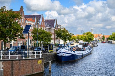 22 Temmuz 2025 'te Hollanda, Haarlem' de büyüleyici kanalları ve renkli tarihi evleri olan eski Haarlem kasabası.