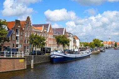 22 Temmuz 2025 'te Hollanda, Haarlem' de büyüleyici kanalları ve renkli tarihi evleri olan eski Haarlem kasabası.