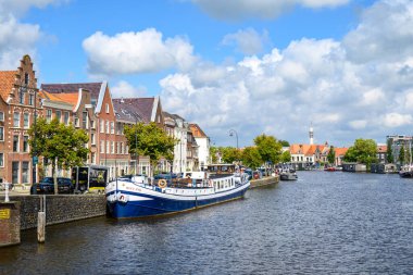 22 Temmuz 2025 'te Hollanda, Haarlem' de büyüleyici kanalları ve renkli tarihi evleri olan eski Haarlem kasabası.