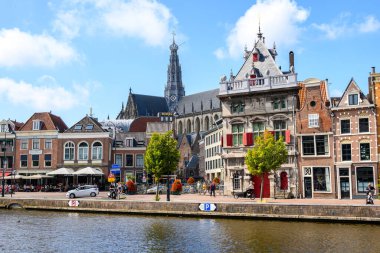 22 Temmuz 2025 'te Hollanda, Haarlem' de büyüleyici kanalları ve renkli tarihi evleri olan eski Haarlem kasabası.