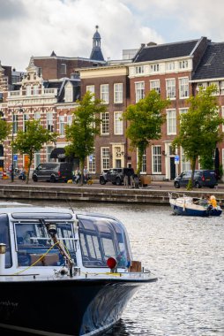 22 Temmuz 2025 'te Hollanda, Haarlem' de büyüleyici kanalları ve renkli tarihi evleri olan eski Haarlem kasabası.