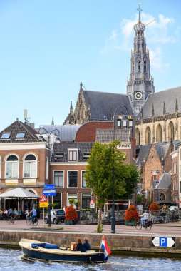 22 Temmuz 2025 'te Hollanda, Haarlem' de büyüleyici kanalları ve renkli tarihi evleri olan eski Haarlem kasabası.