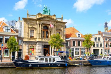 22 Temmuz 2025 'te Hollanda, Haarlem' de büyüleyici kanalları ve renkli tarihi evleri olan eski Haarlem kasabası.