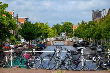 22 Temmuz 2025 'te Hollanda, Haarlem' de büyüleyici kanalları ve renkli tarihi evleri olan eski Haarlem kasabası.