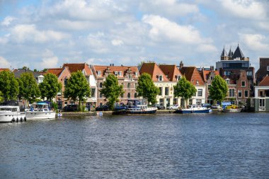 22 Temmuz 2025 'te Hollanda, Haarlem' de büyüleyici kanalları ve renkli tarihi evleri olan eski Haarlem kasabası.