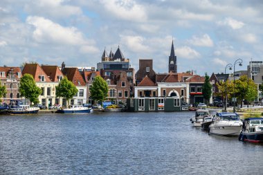 22 Temmuz 2025 'te Hollanda, Haarlem' de büyüleyici kanalları ve renkli tarihi evleri olan eski Haarlem kasabası.
