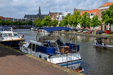 22 Temmuz 2025 'te Hollanda, Haarlem' de büyüleyici kanalları ve renkli tarihi evleri olan eski Haarlem kasabası.