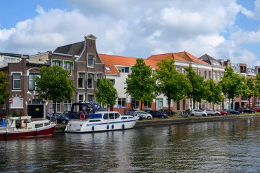 22 Temmuz 2025 'te Hollanda, Haarlem' de büyüleyici kanalları ve renkli tarihi evleri olan eski Haarlem kasabası.