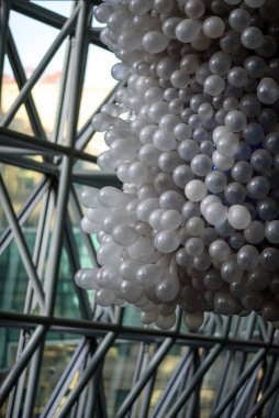 Modern mimari alanda asılı beyaz balon kümesi