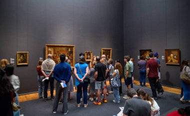 Hollanda 'nın Rijksmuseum Ulusal Müzesi' nde sergilenen ve Hollanda sanat ve tarihine adanmış Hollandalı ustaların resimleri, 21 Temmuz 2025 'te Hollanda' nın Amsterdam kentindeki Müze Meydanı 'nda sergilenmektedir.