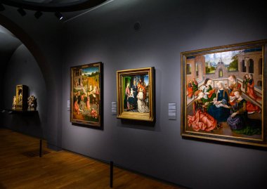 Hollanda 'nın Rijksmuseum Ulusal Müzesi' nde sergilenen ve Hollanda sanat ve tarihine adanmış Hollandalı ustaların resimleri, 21 Temmuz 2025 'te Hollanda' nın Amsterdam kentindeki Müze Meydanı 'nda sergilenmektedir.