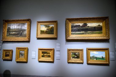 Hollanda 'nın Rijksmuseum Ulusal Müzesi' nde sergilenen ve Hollanda sanat ve tarihine adanmış Hollandalı ustaların resimleri, 21 Temmuz 2025 'te Hollanda' nın Amsterdam kentindeki Müze Meydanı 'nda sergilenmektedir.