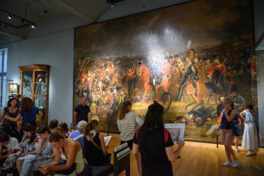 Hollanda 'nın Rijksmuseum Ulusal Müzesi' nde sergilenen ve Hollanda sanat ve tarihine adanmış Hollandalı ustaların resimleri, 21 Temmuz 2025 'te Hollanda' nın Amsterdam kentindeki Müze Meydanı 'nda sergilenmektedir.