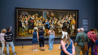 Hollanda 'nın Rijksmuseum Ulusal Müzesi' nde sergilenen ve Hollanda sanat ve tarihine adanmış Hollandalı ustaların resimleri, 21 Temmuz 2025 'te Hollanda' nın Amsterdam kentindeki Müze Meydanı 'nda sergilenmektedir.