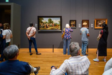 Hollanda 'nın Rijksmuseum Ulusal Müzesi' nde sergilenen ve Hollanda sanat ve tarihine adanmış Hollandalı ustaların resimleri, 21 Temmuz 2025 'te Hollanda' nın Amsterdam kentindeki Müze Meydanı 'nda sergilenmektedir.