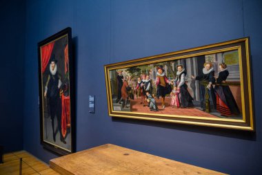 Hollanda 'nın Rijksmuseum Ulusal Müzesi' nde sergilenen ve Hollanda sanat ve tarihine adanmış Hollandalı ustaların resimleri, 21 Temmuz 2025 'te Hollanda' nın Amsterdam kentindeki Müze Meydanı 'nda sergilenmektedir.