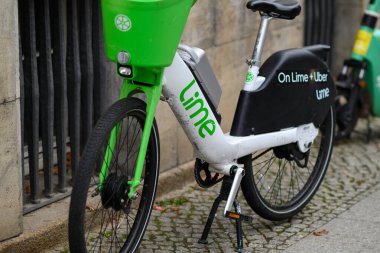4 Ocak 2025 'te Berlin, Almanya' da bir kaldırımda park edilmiş bir limon kiralama bisikletinin yakın çekim görüntüsü
