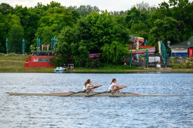 Sırbistan 'ın başkenti Belgrad' daki Ada Ciganlija gölünde 13 Mayıs 2025 'te çift scull bot eğitiminde iki kadın kürekçi