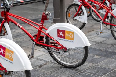 18 Temmuz 2025 'te Belçika' nın Antwerp kentindeki bir caddede arka arkaya park edilmiş kırmızı Velo bisikletler.