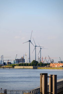 18 Temmuz 2025 'te Belçika' nın Antwerp kentindeki Scheldt Nehri 'nin kıyısı boyunca esen rüzgar türbinleri