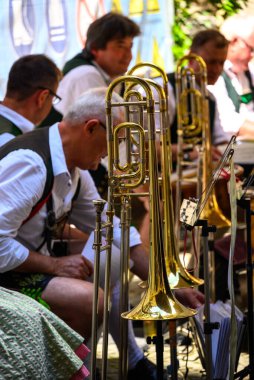 Geleneksel Bavyera Oompah bandosu, 12 Temmuz 2025 'te Almanya' nın Münih kentinde geleneksel Alman ve Bavyera müziği çalıyor.