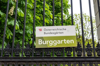 Avusturya 'nın Viyana kentindeki Burggarten kamu parkının demir kapısı 3 Mayıs 2023
