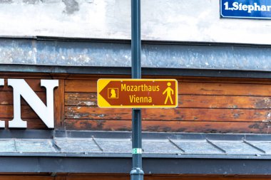 2 Mayıs 2023 'te Avusturya' nın Viyana kentindeki Mozarthaus Viyana müzesini işaret eden imza.
