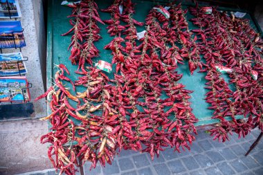 30 Nisan 2023 'te Macaristan' ın Budapeşte kentinde çekilen ve zengin renk ve dokularını gösteren kurutulmuş kırmızı biberlerin canlı bir görüntüsü.