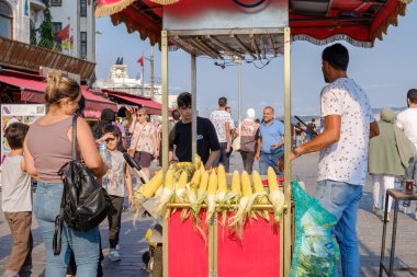 11 Eylül 2022 'de İstanbul, Türkiye' de kaldırımdaki bir gıda standında mısır satan bir sokak satıcısı.