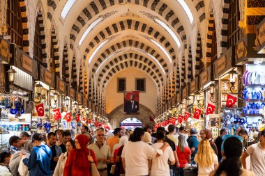İstanbul 'daki en büyük ve en eski kapalı pazarlardan biri olan Büyük Pazar 12 Eylül 2022' de İstanbul, Türkiye 'de.